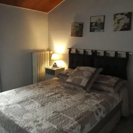 La Petite Chatelraould-Saint-Louvent